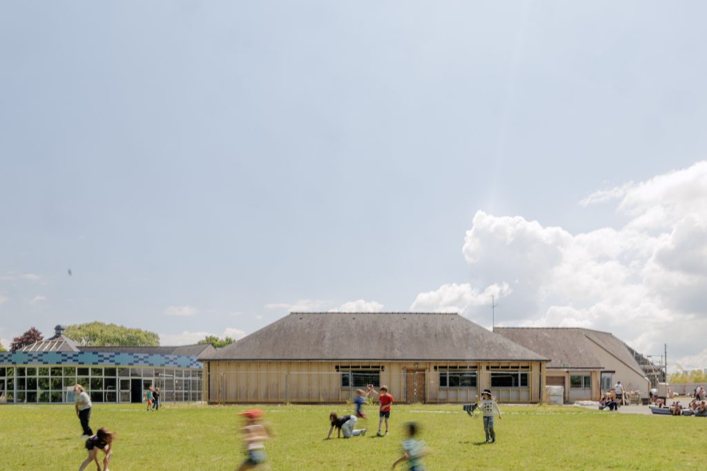Cour de l’école Les Deux Ménés à Louargat, rénovée pour améliorer la performance énergétique avec le soutien d'ACTEE.